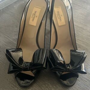 Stunning Valentino Garavani open toe sling back 3.5 in. blk patent leather heels